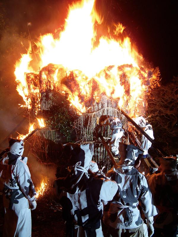 勇壮な炎の祭典 鳥羽の火祭り 愛知県西尾市 鳥羽神明社19年2月10日 Wedge Infinity ウェッジ