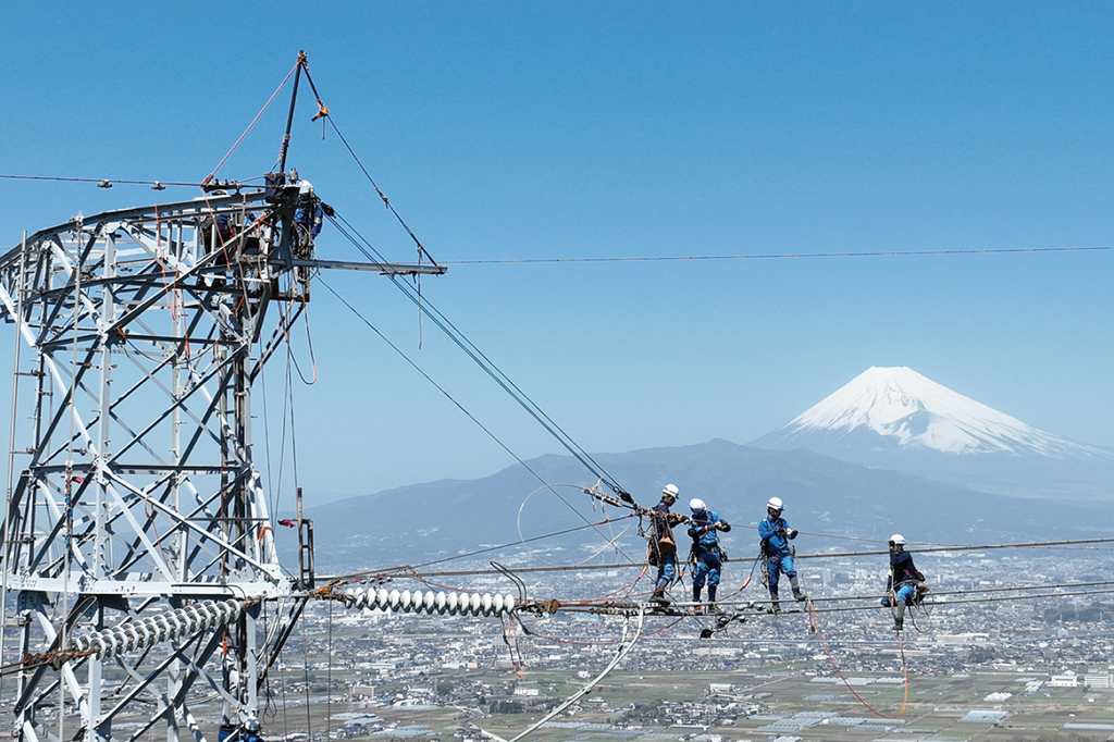 密着ルポ・送電線工事】高度100メートルでの電力設備修繕現場を悩ま 