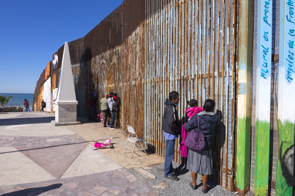 メキシコは天国から余りにも遠く アメリカに余りにも近い 国境を越えるということ 私的一考察 Wedge Infinity ウェッジ