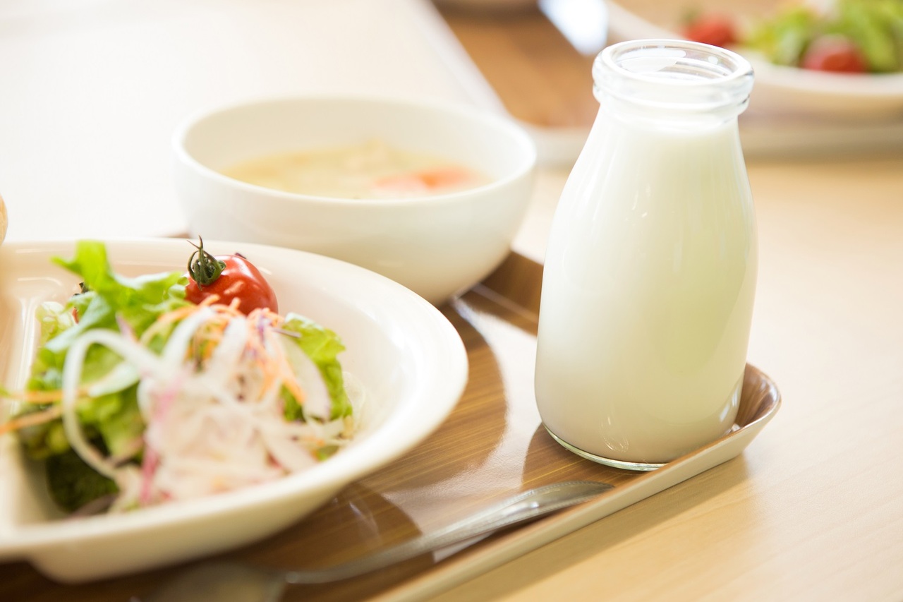 このままでは日本の学校給食制度は破綻する！残った食材で