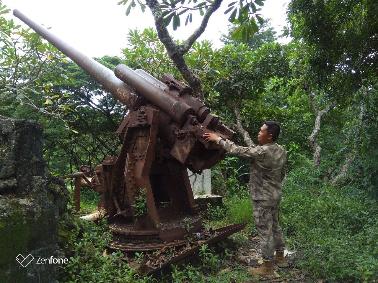 山下将軍の財宝を探しているのか?」BC級戦犯の墓碑を訪ねる 山下将軍の財宝を探しているのか?」BC級戦犯の墓碑を訪ねる