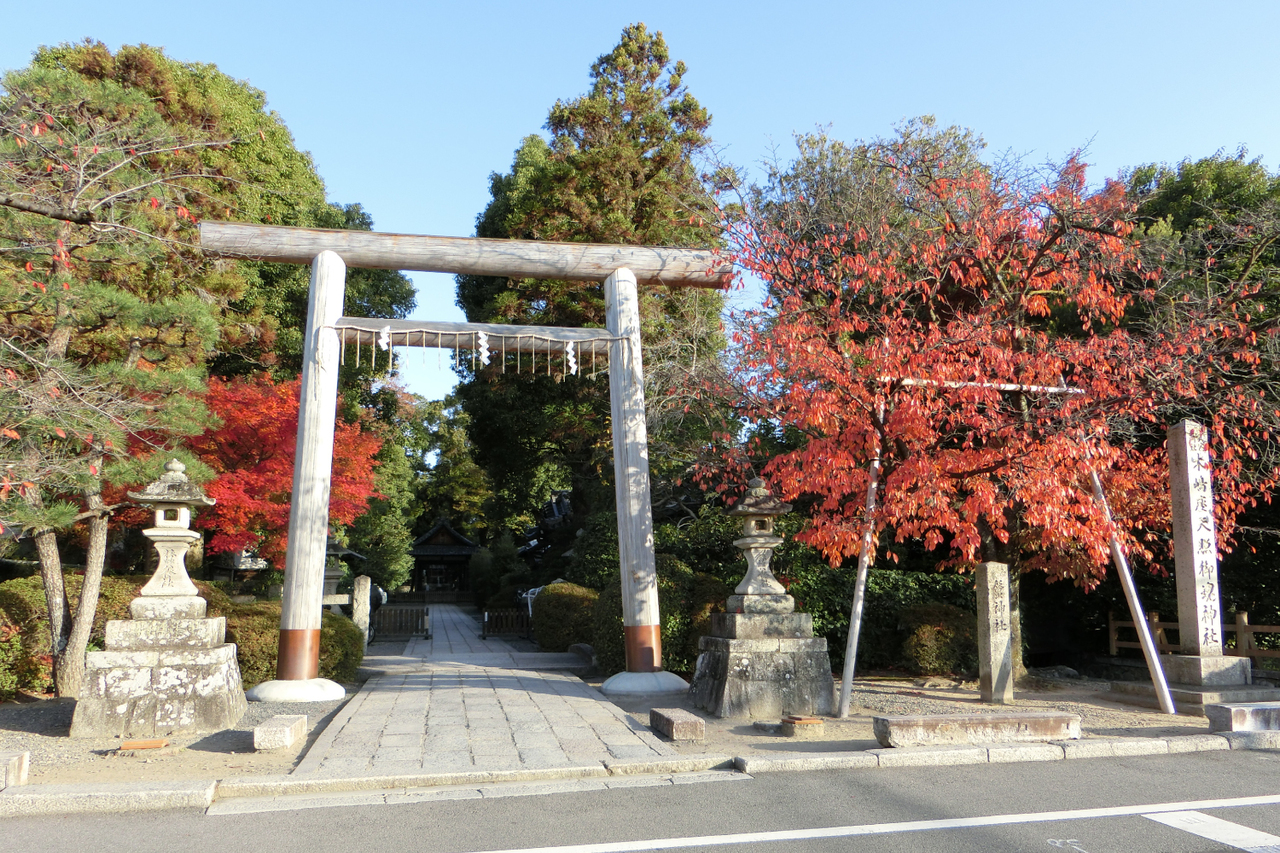 何かを封印している？】京都に鎮座する謎の「三柱鳥居」が意味するもの 