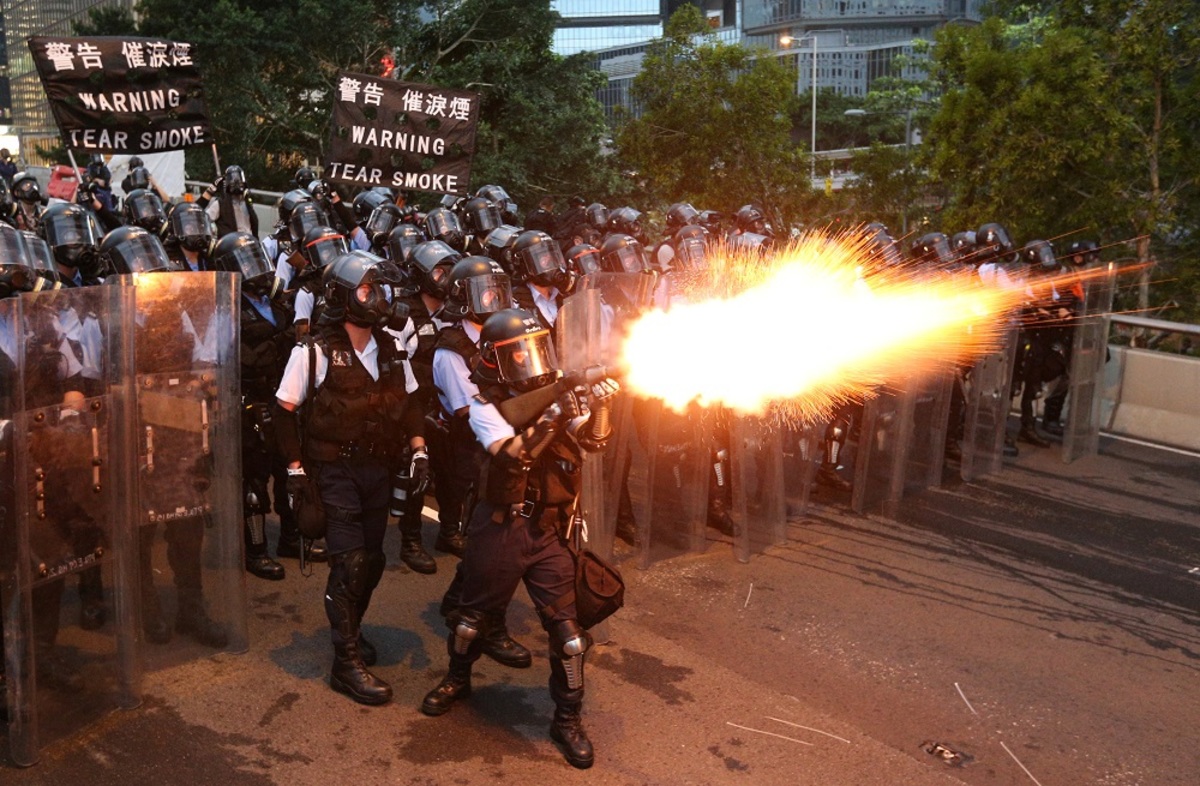 最後の戦い に向かう香港市民 警察は 散弾銃 で鎮圧 Wedge Online ウェッジ オンライン