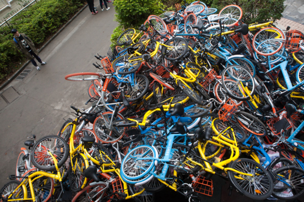 自転車で学校に行くを英語で