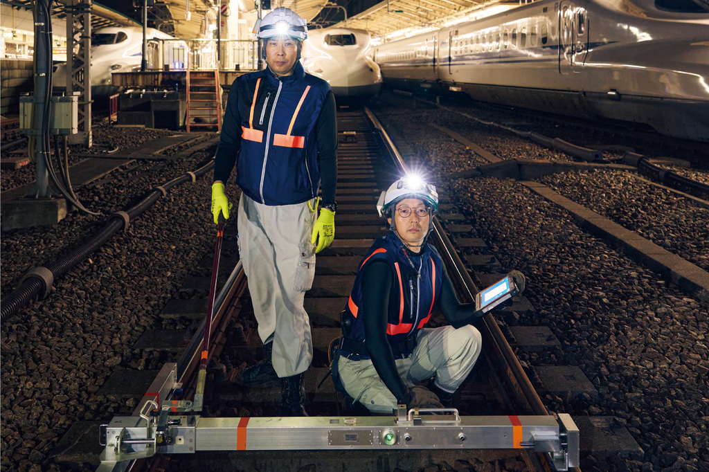 新幹線の”道”を支える匠の技】職人の五感のセンサー、ミリ単位のレール